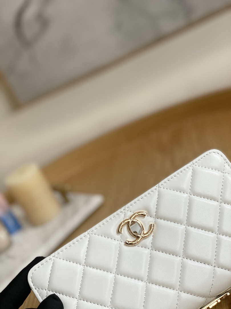 Tntwear - Woc Chain Wallet Bag White